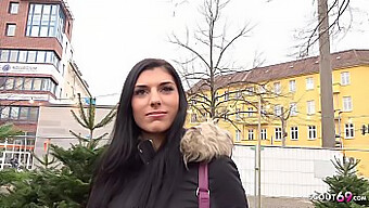 Mladá Nemecká Dievčina Je Zdvihnutá A Ošukaná Černochom V Amatérskom Videu