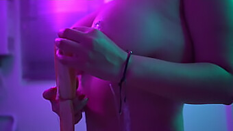 Fundul Mare Și Pizda Lui Natalie Moon Se Umplu De Mâncare În Acest Videoclip Erotic