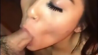 แฟนสาวเอเชียสมัครเล่นให้ Blowjob ที่สวยงามและได้รับใบหน้า