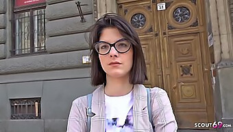 Sara Bell, Una Adolescente Pequeña Con Gafas, Recibe Una Penetración Anal Profunda En Una Escena Hardcore.