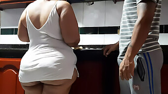 Un Video Fatto In Casa Di Una Bella Latina Grassa Che Si Fa Porca In Cucina