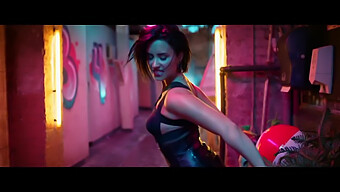 O Clipe De Verão Mais Visto De Demi Lovato Com Um Traje Transparente