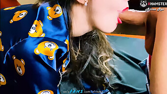 Chị Họ Của Tôi Quỳ Xuống Và Cho Tôi Một Màn Blowjob Trong Phòng Ký Túc Xá