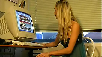 La Rubia Adolescente Eva Recibe Un Masaje Sensual Y Digitación